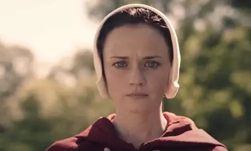 Alexis Bledel ने द हैंडमेड्स टेल क्यों छोड़ दी? Alexis Bledel ने द हैंडमेड्स टेल क्यों छोड़ दी?