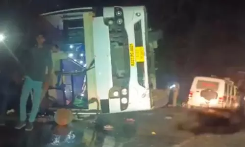 देवास बस हादसा: राजस्थान से चित्रकूट जा रही तीर्थयात्रियों की बस पलटने से 35 यात्री घायल देवास बस हादसा: राजस्थान से चित्रकूट जा रही तीर्थयात्रियों की बस पलटने से 35 यात्री घायल