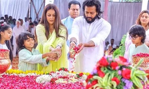 Riteish Deshmukh और जेनेलिया देशमुख ने विलासराव देशमुख को भावभीनी श्रद्धांजलि दी Riteish Deshmukh और जेनेलिया देशमुख ने विलासराव देशमुख को भावभीनी श्रद्धांजलि दी