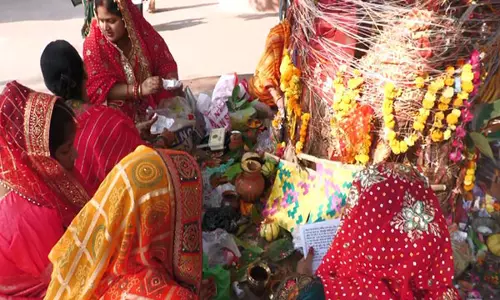 Prayagraj: वट सावित्री पूजा पर सुहागिन महिलाओं ने पति की दीर्घायु का मांगा आशीर्वाद