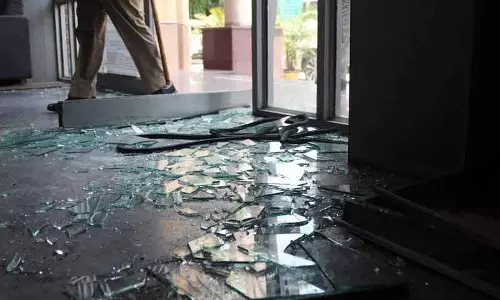 Ludhiana MC के कर्मचारियों ने कार्यालय के बाहर किया हंगामा