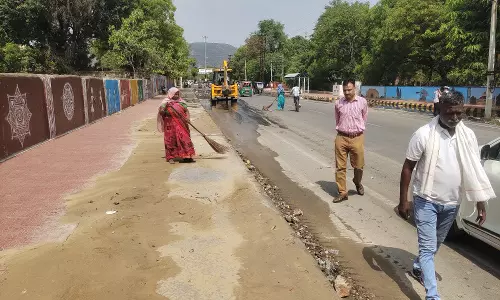 Alwar : नगर निगम की टीमों ने की शहर के विभिन्न नालों की साफ-सफाई Alwar : नगर निगम की टीमों ने की शहर के विभिन्न नालों की साफ-सफाई