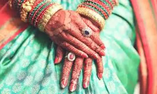 Muzaffarnagar: ससुराल में घुसने से रोकी गई विवाहिता ने घर के बाहर दिया धरना Muzaffarnagar: ससुराल में घुसने से रोकी गई विवाहिता ने घर के बाहर दिया धरना