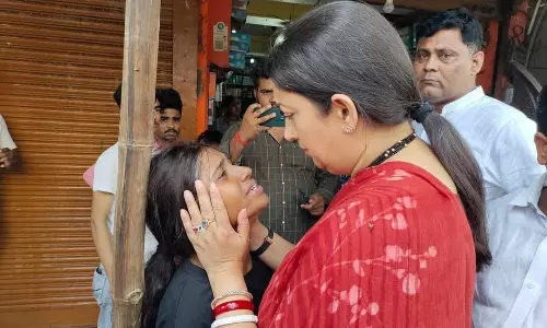 Amethi: एक ही परिवार में तीन मौतें, स्मृति ईरानी ने परिजनों से मिलकर जताया दुख