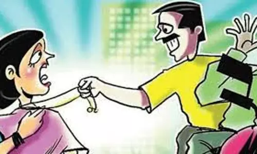 Lucknow: चेन स्नैचिंग के आरोप में महिला सिपाही का पति गिरफ्तार, जांच शुरू Lucknow: चेन स्नैचिंग के आरोप में महिला सिपाही का पति गिरफ्तार, जांच शुरू