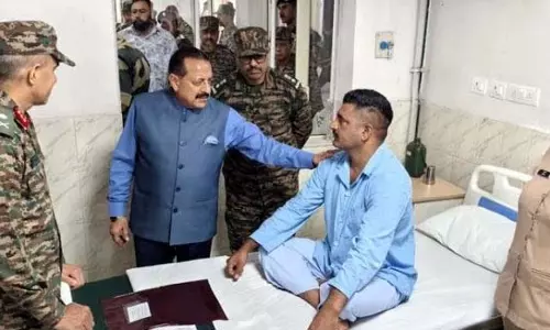 Dr. Jitendra ने सैन्य अस्पताल में घायल सैनिकों से मुलाकात की Dr. Jitendra ने सैन्य अस्पताल में घायल सैनिकों से मुलाकात की