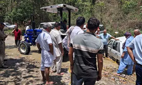 Jaswan Dehri में बारिश के पानी से बाइकें बह गईं, कारें क्षतिग्रस्त Jaswan Dehri में बारिश के पानी से बाइकें बह गईं, कारें क्षतिग्रस्त