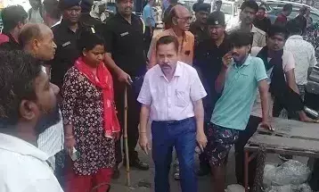 Lucknow: अवैध कब्जे पर नगर निगम का शिकंजा, अतिक्रमण हटाकर वसूला जुर्माना Lucknow: अवैध कब्जे पर नगर निगम का शिकंजा, अतिक्रमण हटाकर वसूला जुर्माना