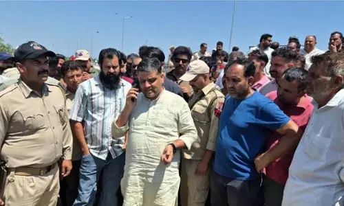 Jammu: विधायक के हस्तक्षेप से रिंग रोड पर लगे अवरोधक हटाए गए