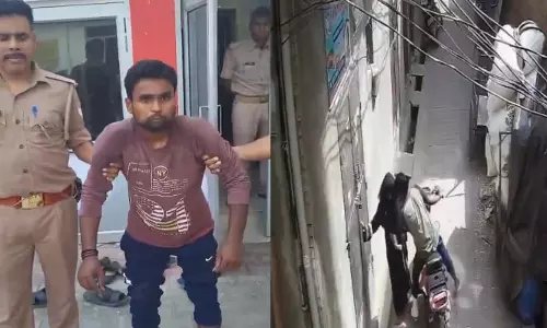 सरेआम बुर्के वाली महिला को किया KISS, युवक गिरफ्तार