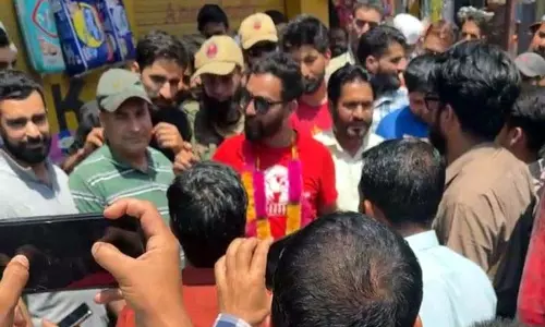मेहराज मलिक ने Rajouri-पुंछ, उरी के गोलाबारी प्रभावित इलाकों का दौरा किया मेहराज मलिक ने Rajouri-पुंछ, उरी के गोलाबारी प्रभावित इलाकों का दौरा किया