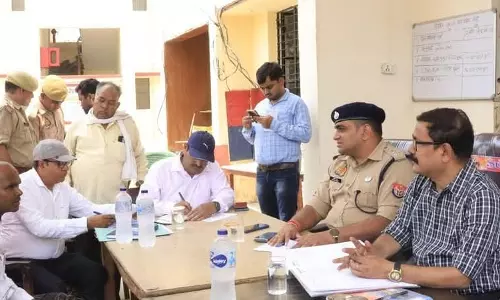 Bareilly: डीएम ने लेखपाल से जवाब मांगा तो उसने गोलमोल जवाब दिया