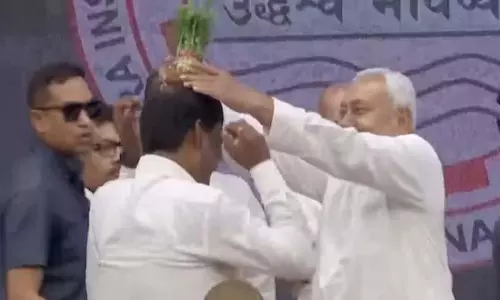 Bihar : पटना में कार्यक्रम, नौकरशाह के सिर पर रखा गया फूलदान Bihar : पटना में कार्यक्रम, नौकरशाह के सिर पर रखा गया फूलदान
