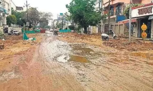 Bareilly: गड्ढों में भरे पानी के कारण सड़क हुई फिसलन भरी
