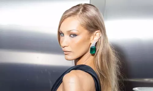 Bella Hadid ने साक्षात्कारकर्ता के विषाक्त पूर्व प्रेमी वाले सवाल का चतुराई से जवाब दिया