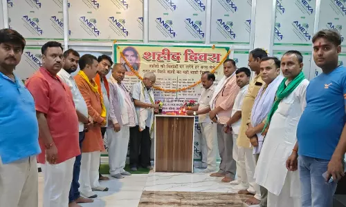 Banda: शहीद दिवस पर व्यापारियों ने शहीदों को दी श्रद्धांजलि, मेले का ऐलान