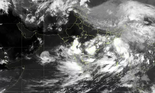 देशभर में मौसम का बदलता मिज़ाज, कई राज्यों में भारी बारिश की चेतावनी