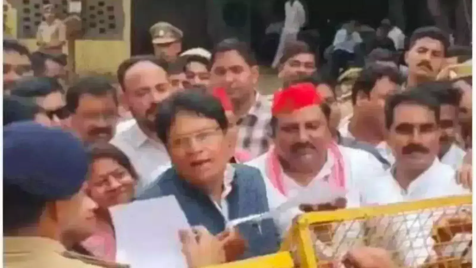 Agra: दलित परिवार से मिलने निकले सपा नेता को पुलिस ने रोका, घर में नजरबंद Agra: दलित परिवार से मिलने निकले सपा नेता को पुलिस ने रोका, घर में नजरबंद
