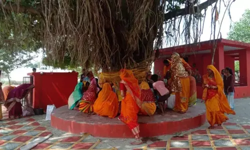 Delhi में विवाहित महिलाओं ने पति की दीर्घायु और परिवार की सुख-समृद्धि की कामना करते हुए वट सावित्री व्रत मनाया