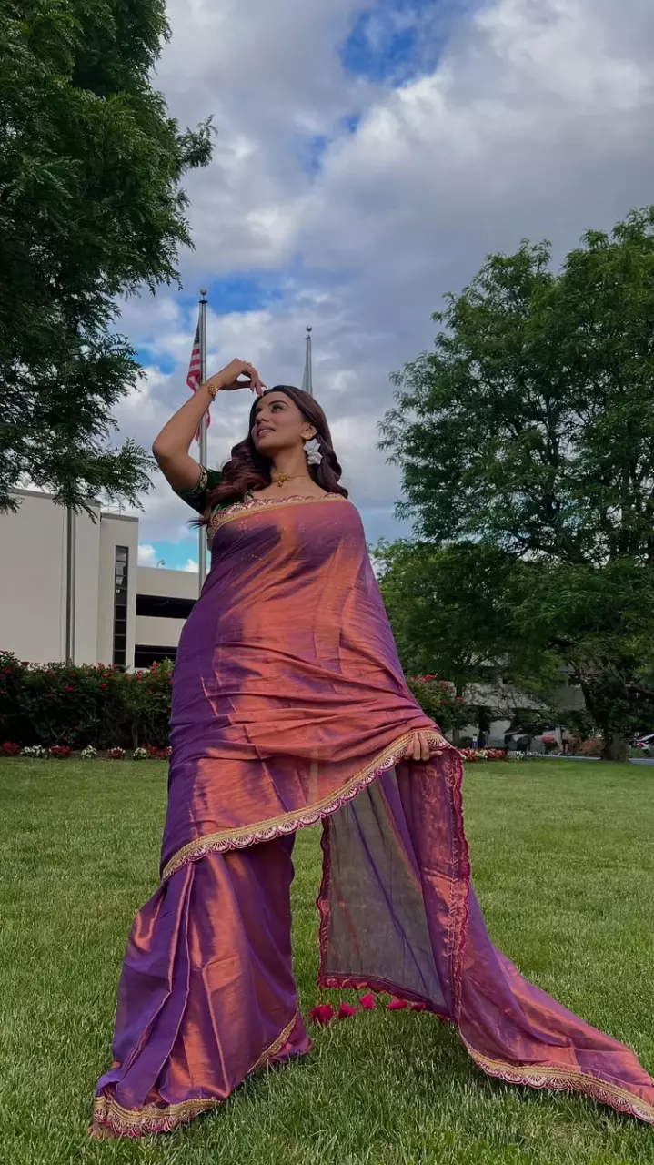 अक्षरा सिंह नजर आई हॉट