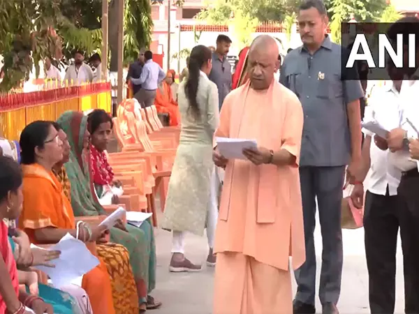 CM Yogi ने गोरखनाथ मंदिर में जनता दर्शन किया CM Yogi ने गोरखनाथ मंदिर में जनता दर्शन किया
