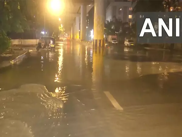 Mumbai: भारी बारिश के कारण खार के कई इलाकों में जलभराव Mumbai: भारी बारिश के कारण खार के कई इलाकों में जलभराव