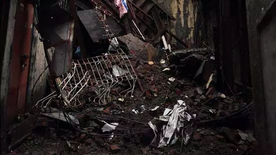 Mumbai: बारिश बनी मुसीबत, एक दिन में 45 पेड़ उखड़े Mumbai: बारिश बनी मुसीबत, एक दिन में 45 पेड़ उखड़े