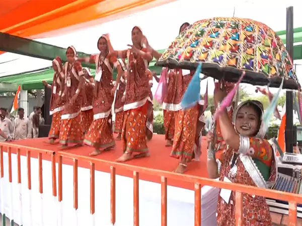 Gandhinagar में प्रधानमंत्री मोदी के रोड शो से पहले तैयारियां जोरों पर Gandhinagar में प्रधानमंत्री मोदी के रोड शो से पहले तैयारियां जोरों पर
