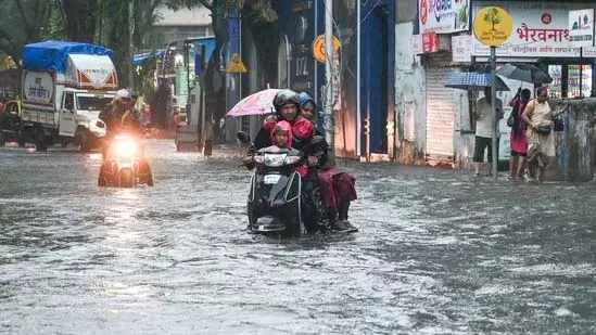 Mumbai में जलजमाव से परेशानी, BMC ने टाली जिम्मेदारी Mumbai में जलजमाव से परेशानी, BMC ने टाली जिम्मेदारी