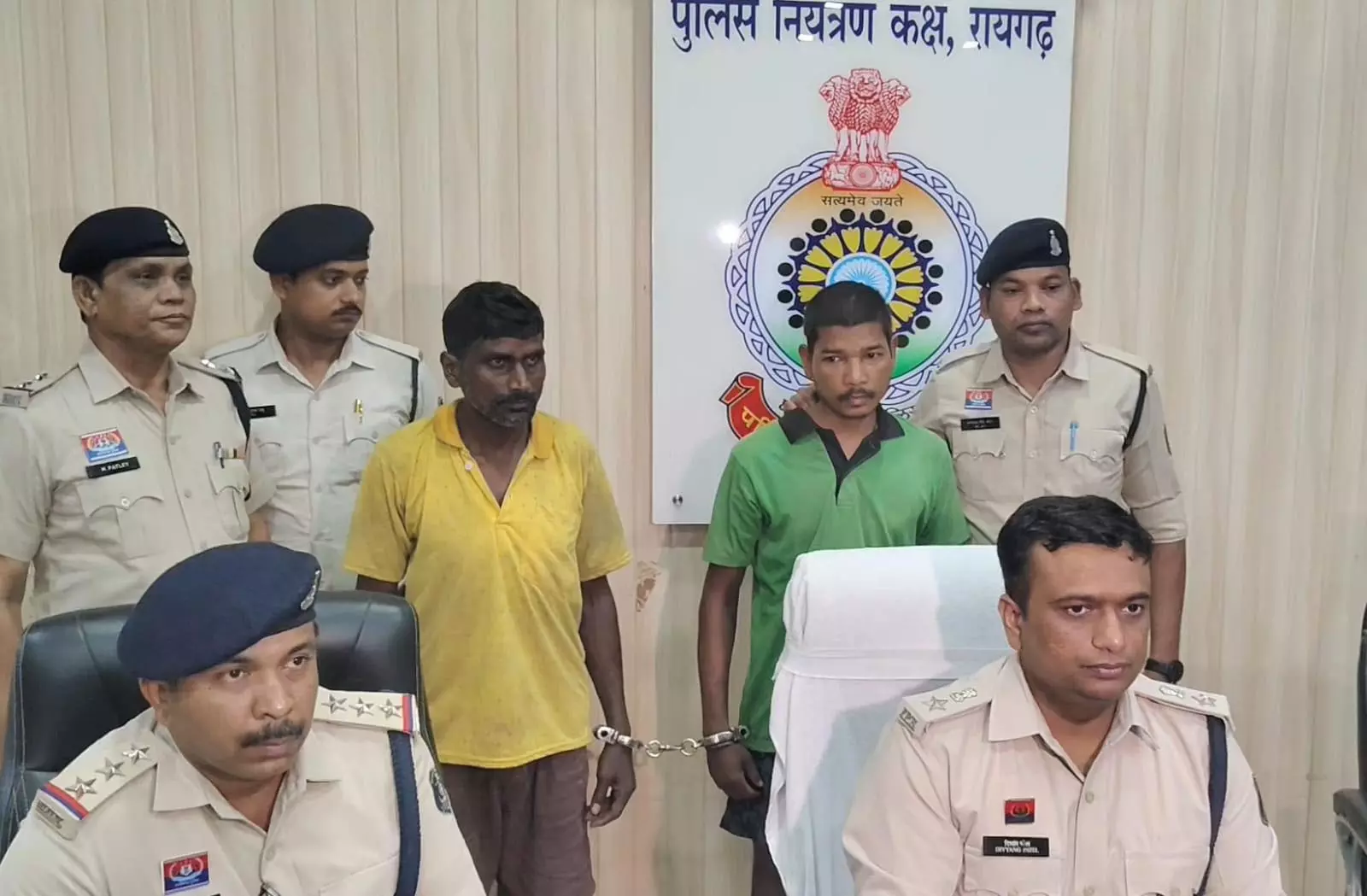 5 डिसमिल जमीन के लिए पति ने करवाया था ट्रिपल मर्डर, महिला और बच्चों की मिली थी लाशें 5 डिसमिल जमीन के लिए पति ने करवाया था ट्रिपल मर्डर, महिला और बच्चों की मिली थी लाशें