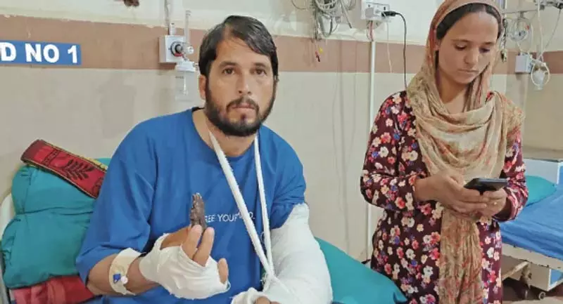 Rajouri: परिवार का इकलौता कमाने वाला घायल, अस्पताल में भर्ती Rajouri: परिवार का इकलौता कमाने वाला घायल, अस्पताल में भर्ती