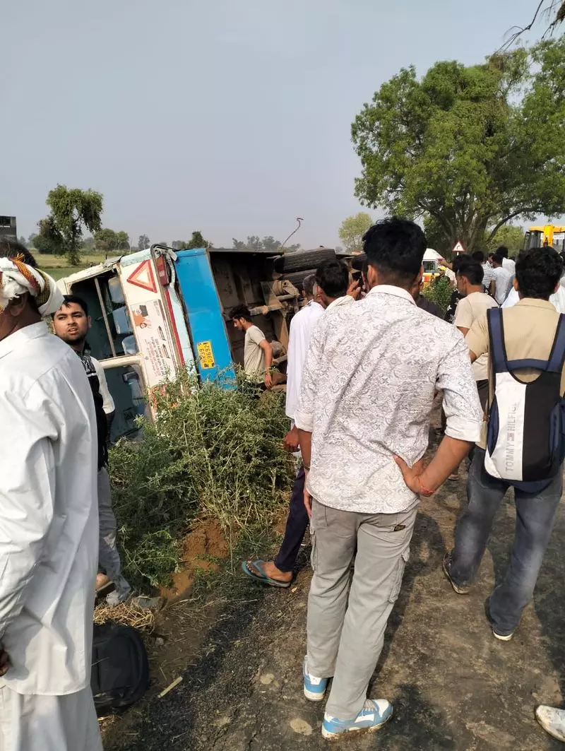 Haryana : रोडवेज बस पलटने से छात्र की मौत, कई घायल Haryana : रोडवेज बस पलटने से छात्र की मौत, कई घायल