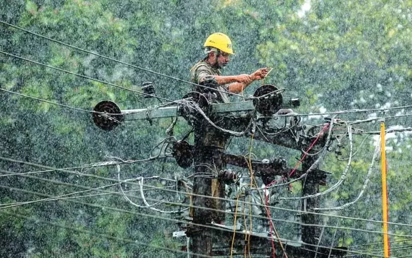 केरल में 30 लाख लोगों को बिजली नहीं मिली, KSEB को बिजली आपूर्ति बहाल करने में मुश्किल केरल में 30 लाख लोगों को बिजली नहीं मिली, KSEB को बिजली आपूर्ति बहाल करने में मुश्किल
