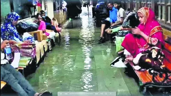 Mumbai: KEM अस्पताल में घुसा बारिश का पानी, मरीजों की सुरक्षा पर सवाल Mumbai: KEM अस्पताल में घुसा बारिश का पानी, मरीजों की सुरक्षा पर सवाल