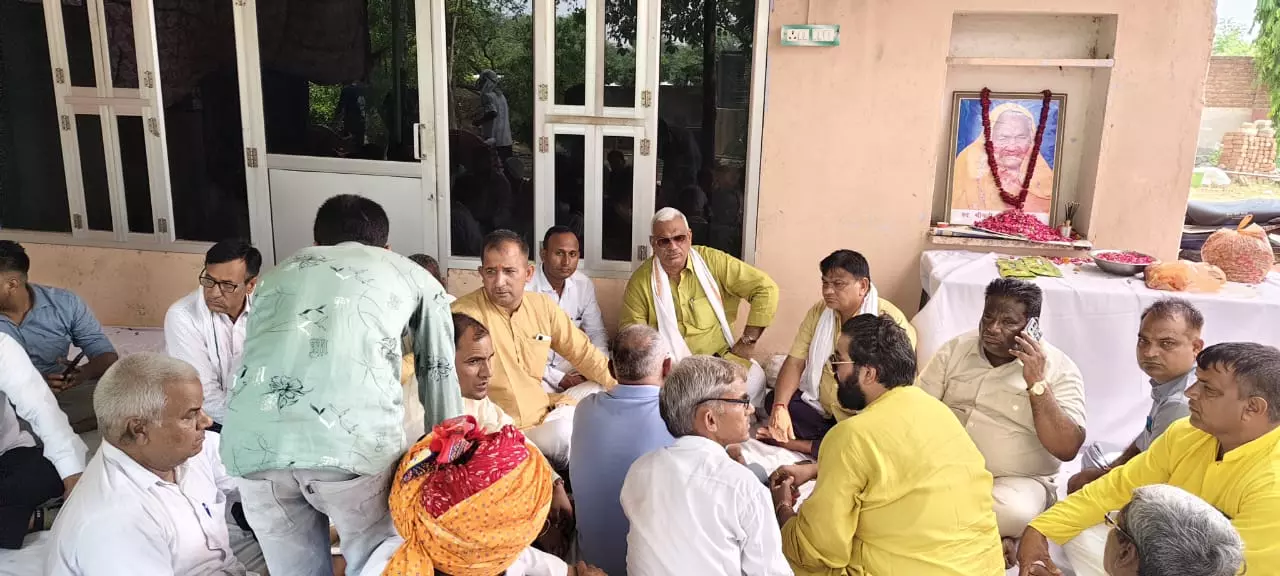 Jaipur: जवाहर सिंह बेढम ने खिंची परिवार को दी सांत्वना, जताया गहरा शोक Jaipur: जवाहर सिंह बेढम ने खिंची परिवार को दी सांत्वना, जताया गहरा शोक