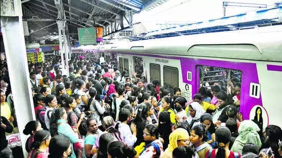 Mumbai: भारी बारिश से सेंट्रल रेलवे सेवा ठप Mumbai: भारी बारिश से सेंट्रल रेलवे सेवा ठप
