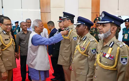 Bangladesh में बिगड़ते राजनीतिक संकट के बीच लोकतंत्र की बहाली की मांग तेज Bangladesh में बिगड़ते राजनीतिक संकट के बीच लोकतंत्र की बहाली की मांग तेज