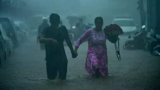 Mumbai में आज भारी बारिश और आंधी का अलर्ट Mumbai में आज भारी बारिश और आंधी का अलर्ट