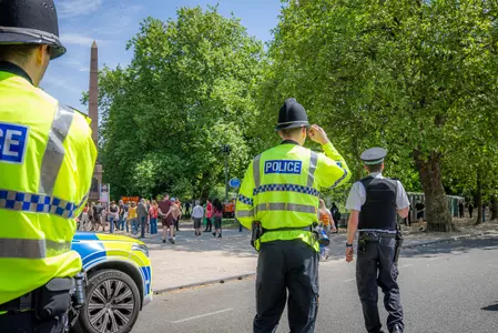 UK: लिवरपूल प्रीमियर लीग में जीत के जश्न के दौरान कार ने भीड़ को टक्कर मारी, 50 लोग घायल UK: लिवरपूल प्रीमियर लीग में जीत के जश्न के दौरान कार ने भीड़ को टक्कर मारी, 50 लोग घायल