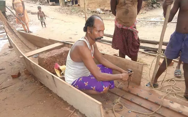 Kendrapara में व्यापार में 70 प्रतिशत की गिरावट के कारण सदियों पुरानी लकड़ी की नाव खतरे में Kendrapara में व्यापार में 70 प्रतिशत की गिरावट के कारण सदियों पुरानी लकड़ी की नाव खतरे में