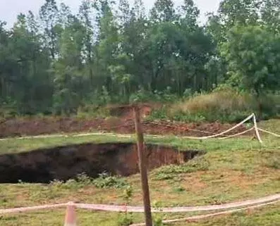 Odisha में निर्माणाधीन रेल सुरंग के ऊपर मिट्टी का हिस्सा ढह गया Odisha में निर्माणाधीन रेल सुरंग के ऊपर मिट्टी का हिस्सा ढह गया