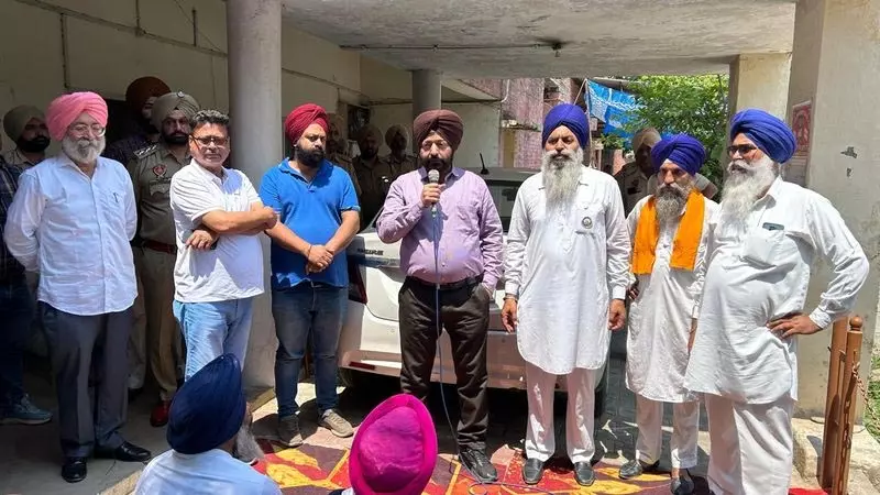 KMSC और बेनवालीपुर के किसानों ने बिजली आपूर्ति को लेकर एक-दूसरे के खिलाफ प्रदर्शन किया KMSC और बेनवालीपुर के किसानों ने बिजली आपूर्ति को लेकर एक-दूसरे के खिलाफ प्रदर्शन किया
