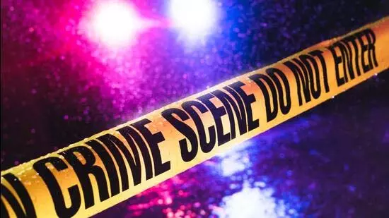 Mumbai: नवजात बच्ची को फेंकने जा रहे आरोपी को पुलिस ने रोका Mumbai: नवजात बच्ची को फेंकने जा रहे आरोपी को पुलिस ने रोका