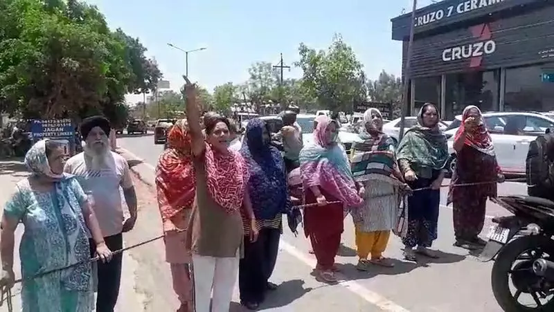 Jalandhar निवासियों ने अनियमित जलापूर्ति के खिलाफ प्रदर्शन किया Jalandhar निवासियों ने अनियमित जलापूर्ति के खिलाफ प्रदर्शन किया