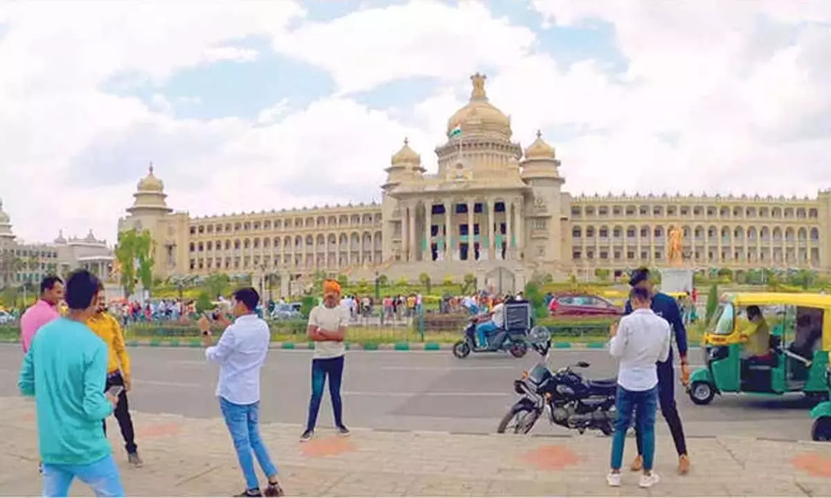 विधानसभा में आम जनता की पहुंच से पर्यटक खुश विधानसभा में आम जनता की पहुंच से पर्यटक खुश