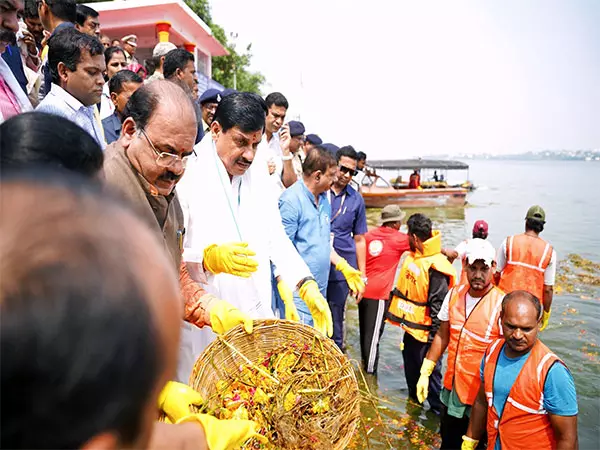 CM यादव ने भोपाल के शीतल दास की बगिया घाट पर श्रमदान किया, सफाई कर्मचारियों को सम्मानित किया CM यादव ने भोपाल के शीतल दास की बगिया घाट पर श्रमदान किया, सफाई कर्मचारियों को सम्मानित किया