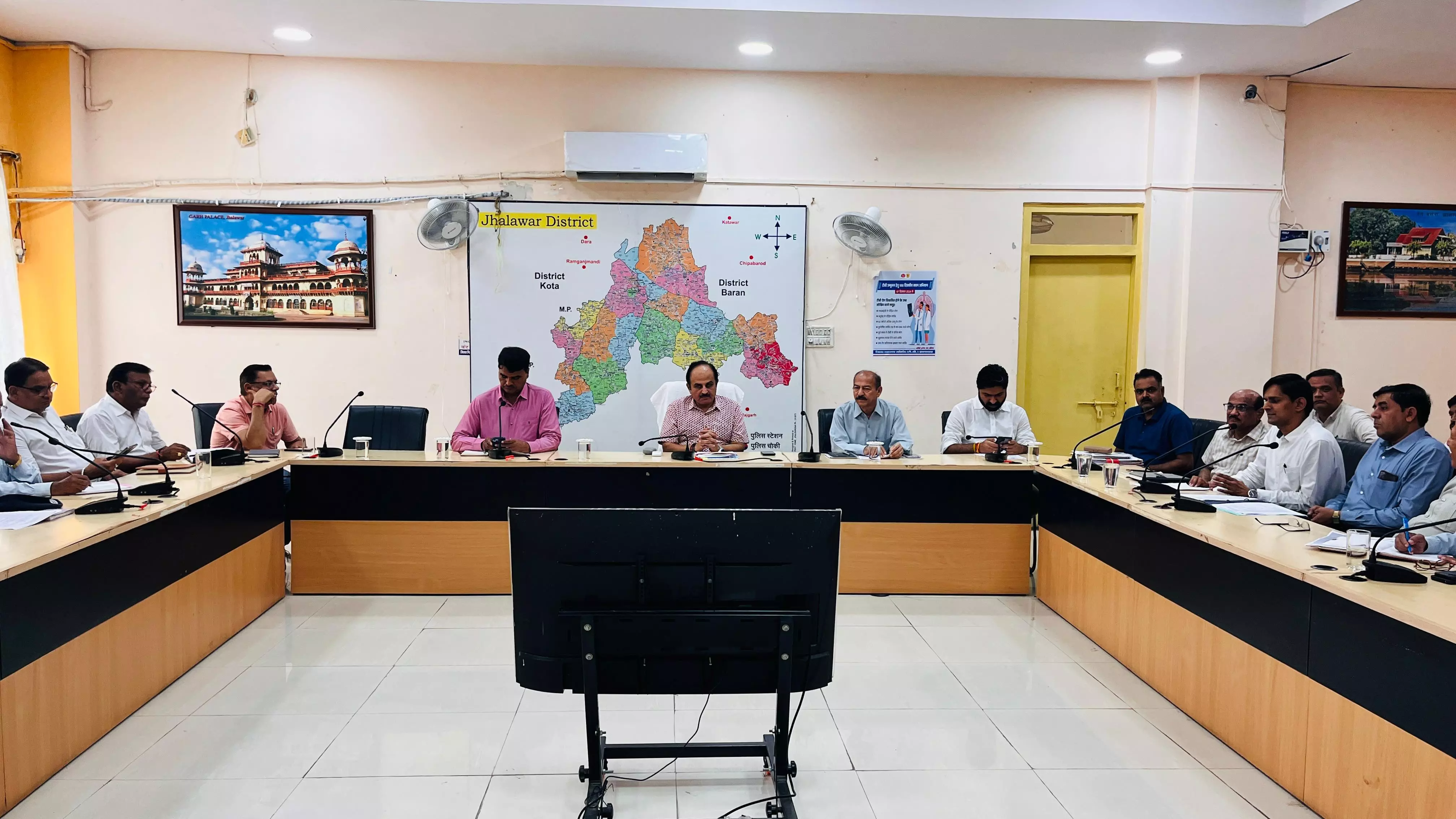 Jhalawar: जिला कलेक्टर राठौड़ अंतरराष्ट्रीय योग दिवस की तैयारी को लेकर बैठक सम्पन्न Jhalawar: जिला कलेक्टर राठौड़ अंतरराष्ट्रीय योग दिवस की तैयारी को लेकर बैठक सम्पन्न