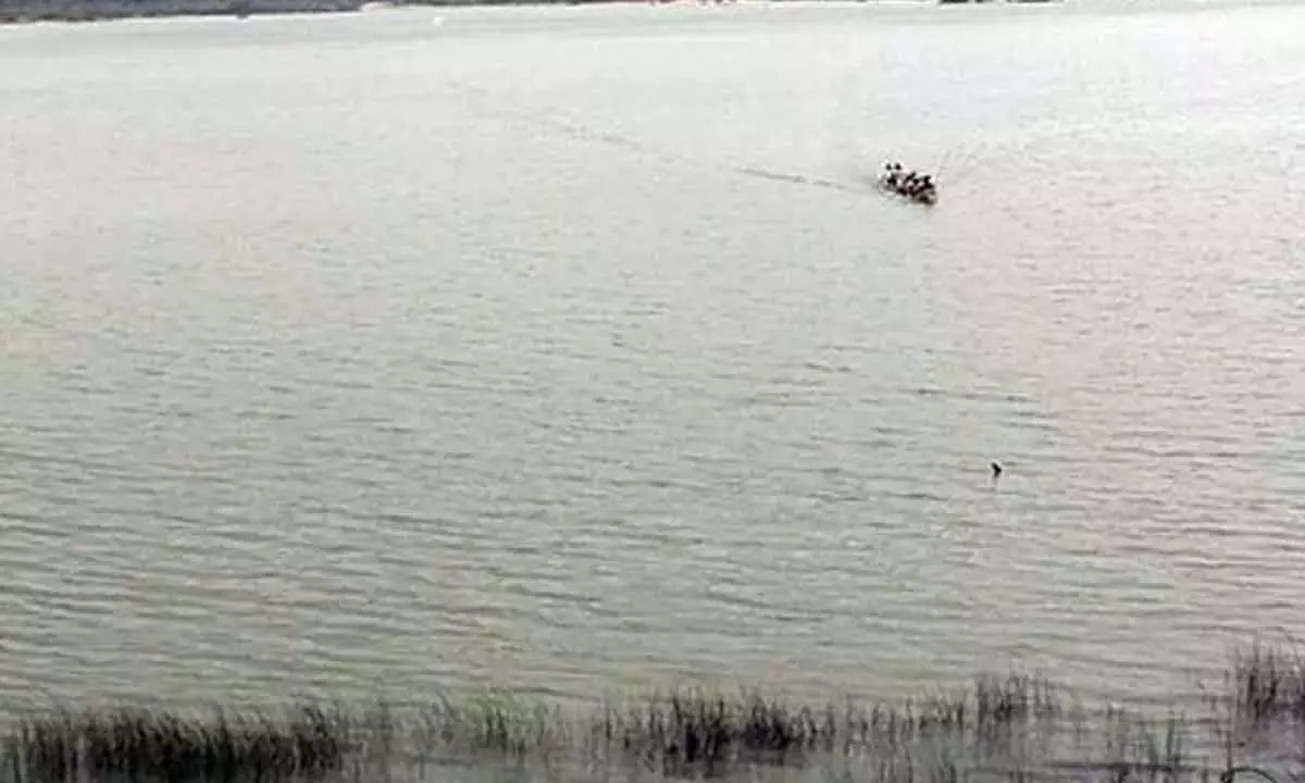 गोदावरी नदी से आंध्र प्रदेश के तीन युवकों के शव बरामद, 5 अन्य की तलाश जारी गोदावरी नदी से आंध्र प्रदेश के तीन युवकों के शव बरामद, 5 अन्य की तलाश जारी