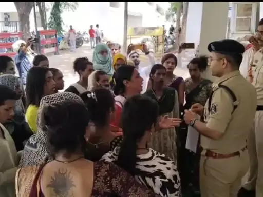 किन्नरों में आक्रोश, पुलिसवालों ने जबरन पीटा किन्नरों में आक्रोश, पुलिसवालों ने जबरन पीटा