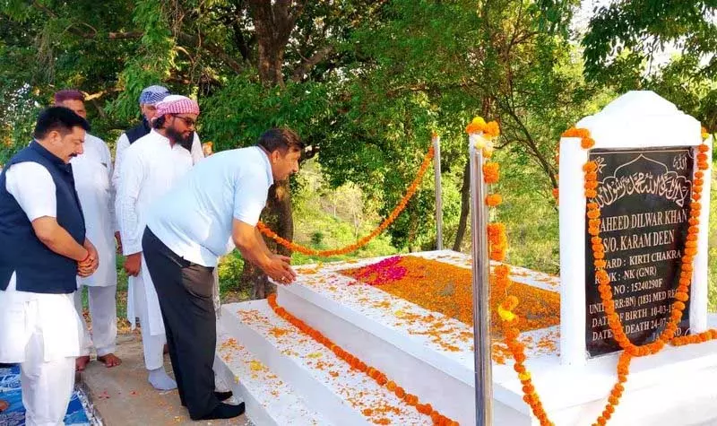 अग्निहोत्री ने Kirti Chakra विजेता की स्मृति में पार्क की आधारशिला रखी अग्निहोत्री ने Kirti Chakra विजेता की स्मृति में पार्क की आधारशिला रखी